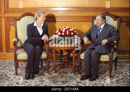 Le Président algérien Abdelaziz Bouteflika reçoit la ministre française de l'intérieur Michele Alliot-Marie au Palais El Mouradia à Alger, en Algérie, le 6 mai 2008. Photo par Elodie Gregoire/ABACAPRESS.COM Banque D'Images