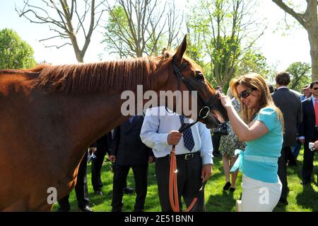 La princesse Haya Bint Al Hussein de Jordanie, épouse du dirigeant de Dubaï, le Cheikh Mohammed Bin Rashed Al Maktoum, porte le cheval « Rio de la Plata » alors qu'elle assiste à la course des cols, connue sous le nom de « poule d'essai des Poulains » au champ de courses de Longchamp à Paris, France, le 11 mai 2008. Photo par Ammar Abd Rabbo/ABACAPRESS.COM Banque D'Images