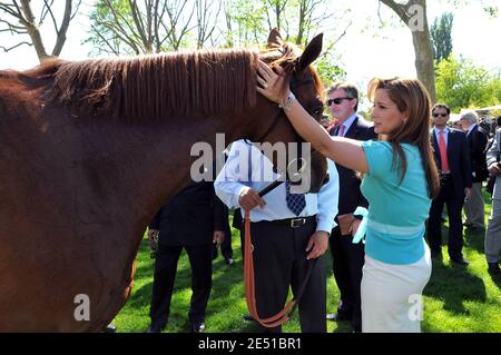 La princesse Haya Bint Al Hussein de Jordanie, épouse du dirigeant de Dubaï, le Cheikh Mohammed Bin Rashed Al Maktoum, porte le cheval « Rio de la Plata » alors qu'elle assiste à la course des cols, connue sous le nom de « poule d'essai des Poulains » au champ de courses de Longchamp à Paris, France, le 11 mai 2008. Photo par Ammar Abd Rabbo/ABACAPRESS.COM Banque D'Images