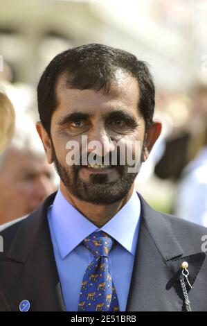 Le 11 mai 2008, le cheikh Mohammed Bin Rashed Al Maktoum, dirigeant de Dubaï, assiste à la course des cols, connue sous le nom de « poule d'essai des Poulains » à l'hippodrome de Longchamp à Paris, en France. Photo par Ammar Abd Rabbo/ABACAPRESS.COM Banque D'Images