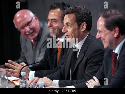 Luc Chatel, le président Nicolas Sarkozy et Herve Novelli assistent à une réunion avec des représentants du monde des affaires et du commerce à Vienne, en France, le 13 mai 2008. Photo de Vincent Dargent/ABACAPRESS.COM Banque D'Images