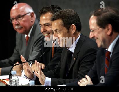 Luc Chatel, le président Nicolas Sarkozy et Herve Novelli assistent à une réunion avec des représentants du monde des affaires et du commerce à Vienne, en France, le 13 mai 2008. Photo de Vincent Dargent/ABACAPRESS.COM Banque D'Images