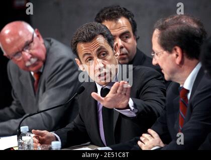 Luc Chatel, le président Nicolas Sarkozy et Herve Novelli assistent à une réunion avec des représentants du monde des affaires et du commerce à Vienne, en France, le 13 mai 2008. Photo de Vincent Dargent/ABACAPRESS.COM Banque D'Images