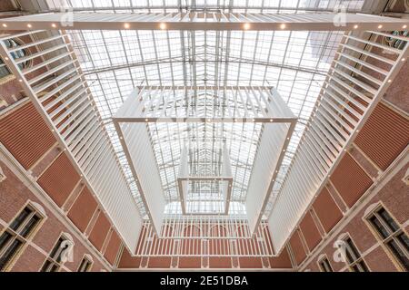 Vue symétrique grand angle du plafond plein-ciel du Hall principal du Rijksmuseum à Amsterdam Banque D'Images