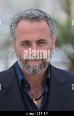 Le réalisateur israélien Ari Folman pose à un photocall au Palais des Festivals de Cannes, France, le 15 mai 2008, pour son film d'animation « Waltz with Bashir » au 61ème Festival de Cannes. Photo de Hahn-Nebinger-Orban/ABACAPRESS.COM Banque D'Images