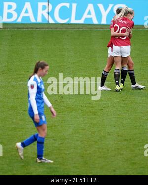 Ella Toone de Manchester United (au centre à gauche) célèbre avec son coéquipier Kirsty Smith après avoir marquant le deuxième but de son match lors du match de la Super League des femmes de la FA au Leigh Sports Village Stadium, à Manchester. Date de la photo: Dimanche 24 janvier 2021. Banque D'Images