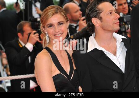 Acteurs Anne Consigny et Mathieu Amalric marchant sur le tapis rouge du Palais des Festivals à Cannes, France le 16 mai 2008, pour la projection de l'un Conte de Noel d'Arnaud Desplechin présenté en compétition au 61e Festival de Cannes photo par Hahn-Nebinger-Orban/ABACAPRESS.COM Banque D'Images