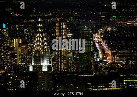 Vue panoramique sur le bâtiment chrysler de Manhattan et les gratte-ciels la nuit par le haut Banque D'Images