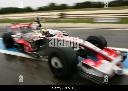 Le pilote espagnol Pedro de la Rosa pilote la voiture de course Vodafone McLaren Mercedes MP4-23 lors d'une session d'essai sur le circuit Paul Ricard à le Castellet, près de Marseille, dans le sud de la France, le 16 mai 2008. Photo de Sébastien Boue/Cameleon/ABACAPRESS.COM Banque D'Images