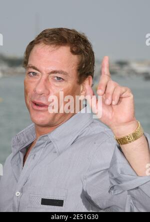 L'acteur Jean-Claude Van Damme pose pour des photos à un photocall sur le Majestic Pier lors du 61e Festival de Cannes, le 17 mai 2008. Photo de Denis Guignebourg/ABACAPRESS.COM Banque D'Images