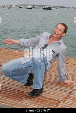 L'acteur Jean-Claude Van Damme pose pour des photos à un photocall sur le Majestic Pier lors du 61e Festival de Cannes, le 17 mai 2008. Photo de Denis Guignebourg/ABACAPRESS.COM Banque D'Images