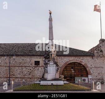 Monument érigé au port de Lazise en 1924 en l'honneur des morts de la première Guerre mondiale. Banque D'Images