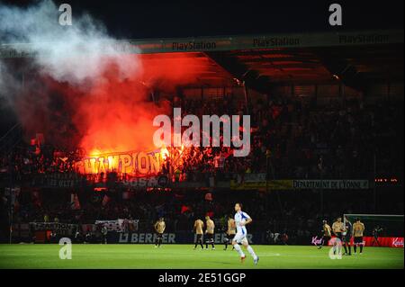 Atmosphère pendant le match de football de première ligue française, le match de football de première ligue française, l'Association de la Jeunesse Auxéroise vs Olympique Lyonnais au stade Abbe Deschamps à Auxerre. Lyon a terminé samedi son septième championnat droit français avec une victoire de 3-1 à Auxerre. Photo de Steeve McMay/Cameleon/ABACAPRESS.COM Banque D'Images