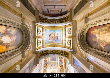 Vue symétrique d'une voûte dans la cathédrale St Isaac à Saint Saint-Pétersbourg vu d'en bas Banque D'Images