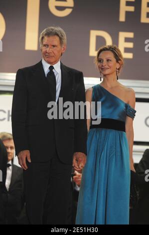 Harrison Ford et partenaire Calista Flockhart quittent le Palais des Festivals à Cannes, France, le 18 mai 2008, après la projection de l'Indiana Jones de Steven Spielberg et du Royaume du Crystal Skull présentés hors compétition au 61ème Festival du film de Cannes. Photo de Hahn-Nebinger-Orban/ABACAPRESS.COM Banque D'Images