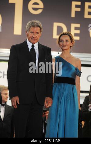 Harrison Ford et partenaire Calista Flockhart quittent le Palais des Festivals à Cannes, France, le 18 mai 2008, après la projection de l'Indiana Jones de Steven Spielberg et du Royaume du Crystal Skull présentés hors compétition au 61ème Festival du film de Cannes. Photo de Hahn-Nebinger-Orban/ABACAPRESS.COM Banque D'Images