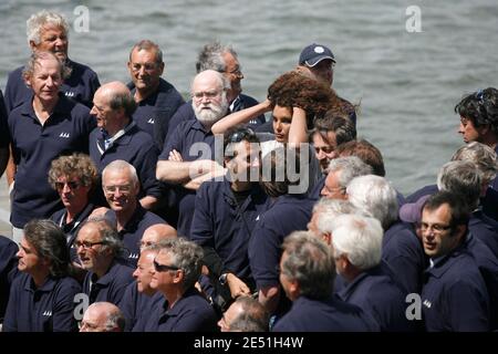 Marie Tabarly, fille de la légende française de la voile, le regretté Eric Tabarly pose avec d'anciens coéquipiers de son père devant la « ville de la voile - Eric Tabarly » lors de son ouverture pour marquer le 10e anniversaire de sa mort à Lorient, dans l'ouest de la France, le 17 mai 2008. Photo de Thomas Bregardis/Cameleon/ABACAPRESS.COM Banque D'Images