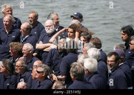 Marie Tabarly, fille de la légende française de la voile, le regretté Eric Tabarly pose avec d'anciens coéquipiers de son père devant la « ville de la voile - Eric Tabarly » lors de son ouverture pour marquer le 10e anniversaire de sa mort à Lorient, dans l'ouest de la France, le 17 mai 2008. Photo de Thomas Bregardis/Cameleon/ABACAPRESS.COM Banque D'Images