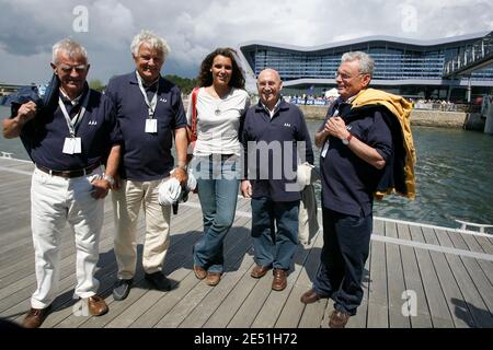 Marie Tabarly, fille de la légende française de la voile, le regretté Eric Tabarly pose avec d'anciens coéquipiers de son père devant la « ville de la voile - Eric Tabarly » lors de son ouverture pour marquer le 10e anniversaire de sa mort à Lorient, dans l'ouest de la France, le 17 mai 2008. Photo de Thomas Bregardis/Cameleon/ABACAPRESS.COM Banque D'Images