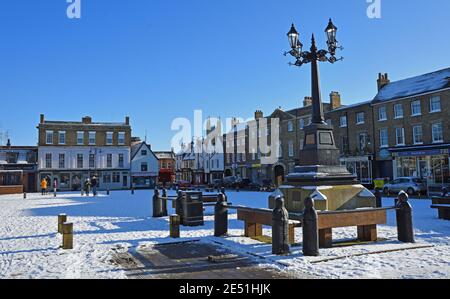 Place de la ville de St Neots recouverte de neige et d'un ciel bleu. Banque D'Images