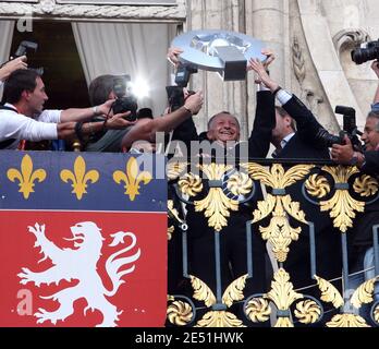 Le président de Lyon, Jean-Michel Aulas, détient le trophée sur le balcon de l'hôtel de ville devant les supporters de l'équipe qui célèbrent la place Terreaux à Lyon, en France, le 18 mai 2008. Lyon a terminé son septième championnat droit français avec une victoire 3-1 à Auxerre. Photo de Vincent Dargent/Cameleon/ABACAPRESS.COM Banque D'Images