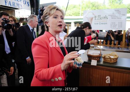 La sénatrice de New York, pleine d'espoir présidentiel démocratique, Hillary Clinton, visite un marché agricole lors de la première journée de la Virginie occidentale à Charleston, Virginie occidentale, États-Unis, le 13 mai 2008. Le sénateur Barack Obama et la sénateur Hillary Clinton poursuivent la bataille démocrate pour la nomination présidentielle de leur parti. Photo par Olivier Douliery/ABACAPRESS.COM Banque D'Images