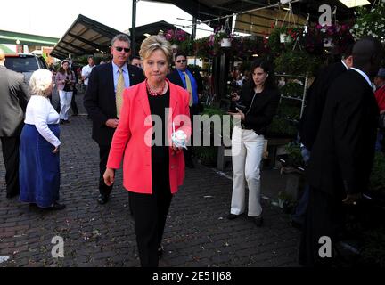 La sénatrice de New York, pleine d'espoir présidentiel démocratique, Hillary Clinton, visite un marché agricole lors de la première journée de la Virginie occidentale à Charleston, Virginie occidentale, États-Unis, le 13 mai 2008. Le sénateur Barack Obama et la sénateur Hillary Clinton poursuivent la bataille démocrate pour la nomination présidentielle de leur parti. Photo par Olivier Douliery/ABACAPRESS.COM Banque D'Images