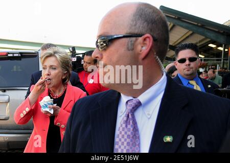 La sénatrice de New York, pleine d'espoir présidentiel démocratique, Hillary Clinton, visite un marché agricole lors de la première journée de la Virginie occidentale à Charleston, Virginie occidentale, États-Unis, le 13 mai 2008. Le sénateur Barack Obama et la sénateur Hillary Clinton poursuivent la bataille démocrate pour la nomination présidentielle de leur parti. Photo par Olivier Douliery/ABACAPRESS.COM Banque D'Images