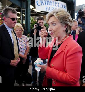 La sénatrice de New York, pleine d'espoir présidentiel démocratique, Hillary Clinton, visite un marché agricole lors de la première journée de la Virginie occidentale à Charleston, Virginie occidentale, États-Unis, le 13 mai 2008. Le sénateur Barack Obama et la sénateur Hillary Clinton poursuivent la bataille démocrate pour la nomination présidentielle de leur parti. Photo par Olivier Douliery/ABACAPRESS.COM Banque D'Images