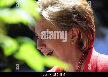 La sénatrice de New York, pleine d'espoir présidentiel démocratique, Hillary Clinton, visite un marché agricole lors de la première journée de la Virginie occidentale à Charleston, Virginie occidentale, États-Unis, le 13 mai 2008. Le sénateur Barack Obama et la sénateur Hillary Clinton poursuivent la bataille démocrate pour la nomination présidentielle de leur parti. Photo par Olivier Douliery/ABACAPRESS.COM Banque D'Images