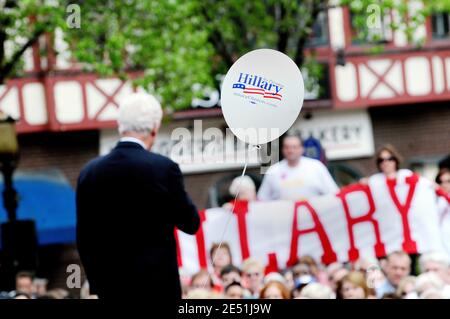 L'ancien président américain Bill Clinton présente son épouse, la candidate démocrate à la présidence Hillary Clinton, sénateur de New York, lors d'une campagne en plein air à Pittsburgh, PA, USA, le 21 avril 2008. Photo par Olivier Douliery/ABACAPRESS.COM Banque D'Images