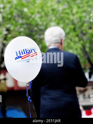 L'ancien président américain Bill Clinton présente son épouse, la candidate démocrate à la présidence Hillary Clinton, sénateur de New York, lors d'une campagne en plein air à Pittsburgh, PA, USA, le 21 avril 2008. Photo par Olivier Douliery/ABACAPRESS.COM Banque D'Images