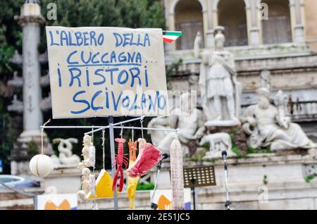 MIO Italia a organisé sa manifestation nationale sur la Piazza del Popolo pour mettre en lumière la situation dramatique de l'industrie hôtelière en Italie lors de la dite « deuxième vague » de la pandémie Covid-19/coronavirus, pour appeler le gouvernement à agir pour des investissements immédiats, des aides (Ristori) et des politiques visant à sauver leur industrie. Crédit : LSF photo/Alamy Live News Banque D'Images