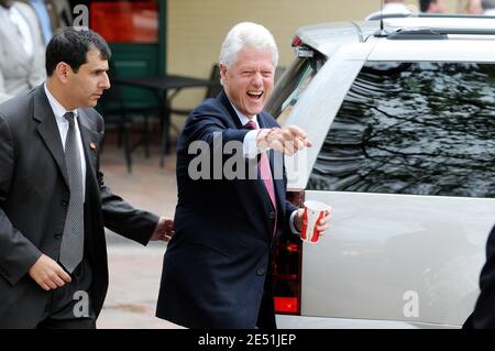 L'ancien président américain Bill Clinton assiste à un événement de campagne en plein air pour sa femme, candidate démocrate à la présidence la sénatrice de New York Hillary Clinton à Pittsburgh, PA, Etats-Unis le 21 avril 2008. Photo par Olivier Douliery/ABACAPRESS.COM Banque D'Images