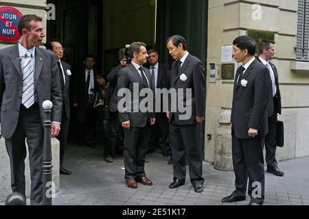 L'ambassadeur de la Chine en France, Quan Kong reçoit le président français Nicolas Sarkozy à l'ambassade chinoise à Paris, France, le 19 mai 2008. Nicolas Sarkozy vient exprimer la solidarité de la France avec la Chine après le tremblement de terre massif. Le nombre officiel de morts s'élève à près de 32,500 par rapport au séisme de magnitude 7.9 qui a secoué la province du Sichuan. Photo de Mousse/ABACAPRESSPHOTO.COM Banque D'Images