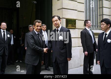 L'ambassadeur de la Chine en France, Quan Kong reçoit le président français Nicolas Sarkozy à l'ambassade chinoise à Paris, France, le 19 mai 2008. Nicolas Sarkozy vient exprimer la solidarité de la France avec la Chine après le tremblement de terre massif. Le nombre officiel de morts s'élève à près de 32,500 par rapport au séisme de magnitude 7.9 qui a secoué la province du Sichuan. Photo de Mousse/ABACAPRESSPHOTO.COM Banque D'Images