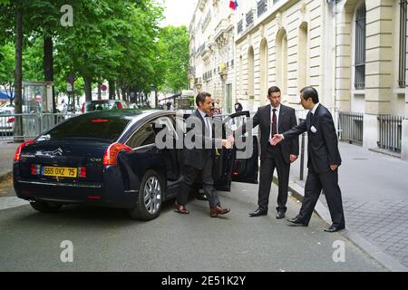 L'ambassadeur de la Chine en France, Quan Kong reçoit le président français Nicolas Sarkozy à l'ambassade chinoise à Paris, France, le 19 mai 2008. Nicolas Sarkozy vient exprimer la solidarité de la France avec la Chine après le tremblement de terre massif. Le nombre officiel de morts s'élève à près de 32,500 par rapport au séisme de magnitude 7.9 qui a secoué la province du Sichuan. Photo de Mousse/ABACAPRESSPHOTO.COM Banque D'Images