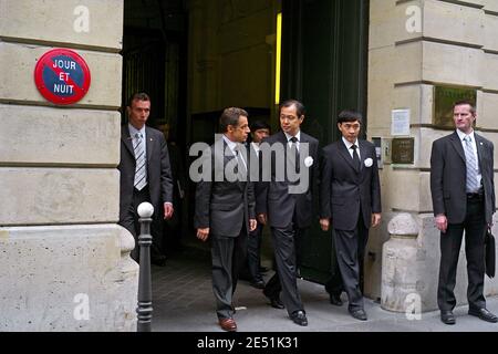 L'ambassadeur de la Chine en France, Quan Kong reçoit le président français Nicolas Sarkozy à l'ambassade chinoise à Paris, France, le 19 mai 2008. Nicolas Sarkozy vient exprimer la solidarité de la France avec la Chine après le tremblement de terre massif. Le nombre officiel de morts s'élève à près de 32,500 par rapport au séisme de magnitude 7.9 qui a secoué la province du Sichuan. Photo de Mousse/ABACAPRESSPHOTO.COM Banque D'Images