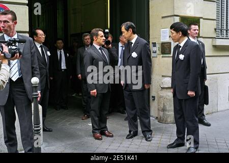 L'ambassadeur de la Chine en France, Quan Kong reçoit le président français Nicolas Sarkozy à l'ambassade chinoise à Paris, France, le 19 mai 2008. Nicolas Sarkozy vient exprimer la solidarité de la France avec la Chine après le tremblement de terre massif. Le nombre officiel de morts s'élève à près de 32,500 par rapport au séisme de magnitude 7.9 qui a secoué la province du Sichuan. Photo de Mousse/ABACAPRESSPHOTO.COM Banque D'Images