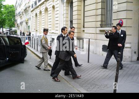 L'ambassadeur de la Chine en France, Quan Kong reçoit le président français Nicolas Sarkozy à l'ambassade chinoise à Paris, France, le 19 mai 2008. Nicolas Sarkozy vient exprimer la solidarité de la France avec la Chine après le tremblement de terre massif. Le nombre officiel de morts s'élève à près de 32,500 par rapport au séisme de magnitude 7.9 qui a secoué la province du Sichuan. Photo de Mousse/ABACAPRESSPHOTO.COM Banque D'Images