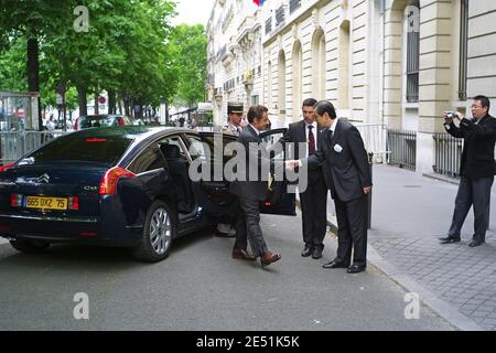 L'ambassadeur de la Chine en France, Quan Kong reçoit le président français Nicolas Sarkozy à l'ambassade chinoise à Paris, France, le 19 mai 2008. Nicolas Sarkozy vient exprimer la solidarité de la France avec la Chine après le tremblement de terre massif. Le nombre officiel de morts s'élève à près de 32,500 par rapport au séisme de magnitude 7.9 qui a secoué la province du Sichuan. Photo de Mousse/ABACAPRESSPHOTO.COM Banque D'Images