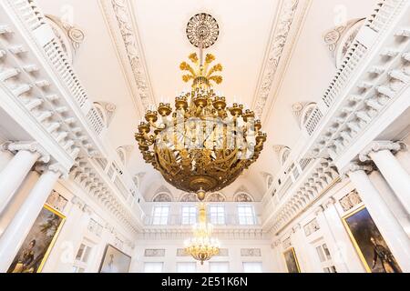 Vue symétrique grand angle du plafond d'un baroque hall blanc avec lustre doré Banque D'Images