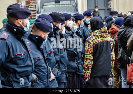 MIO Italia a organisé sa manifestation nationale sur la Piazza del Popolo pour mettre en lumière la situation dramatique de l'industrie hôtelière en Italie lors de la dite « deuxième vague » de la pandémie Covid-19/coronavirus, pour appeler le gouvernement à agir pour des investissements immédiats, des aides (Ristori) et des politiques visant à sauver leur industrie. Crédit : LSF photo/Alamy Live News Banque D'Images
