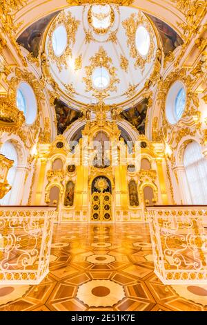 Vue panoramique sur une chapelle somptueusement décorée dans le palais d'hiver de l'Ermitage, avec plâtre baroque plaqué or réfléchissant sur le parquet Banque D'Images