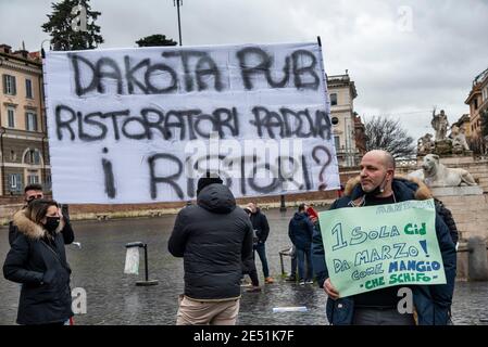 MIO Italia a organisé sa manifestation nationale sur la Piazza del Popolo pour mettre en lumière la situation dramatique de l'industrie hôtelière en Italie lors de la dite « deuxième vague » de la pandémie Covid-19/coronavirus, pour appeler le gouvernement à agir pour des investissements immédiats, des aides (Ristori) et des politiques visant à sauver leur industrie. Crédit : LSF photo/Alamy Live News Banque D'Images