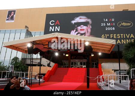 Affiche de l'ancien candidat présidentiel colombien Ingrid Betancourt, qui a été prise en otage par les rebelles il y a six ans, à côté de l'affiche officielle de la 61e édition du Festival de Cannes, Cannes, France, le 19 mai 2008. Ingrid Betancourt a été enlevée le 23 février 2002 par les Forces armées révolutionnaires de gauche de Colombie. Photo de Benoit Pinguet/ABACAPRESS.COM Banque D'Images