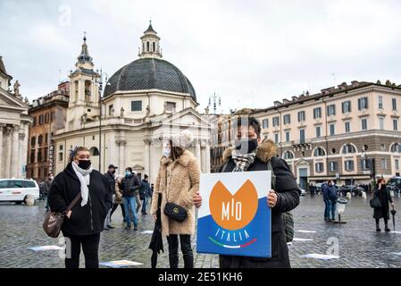 MIO Italia a organisé sa manifestation nationale sur la Piazza del Popolo pour mettre en lumière la situation dramatique de l'industrie hôtelière en Italie lors de la dite « deuxième vague » de la pandémie Covid-19/coronavirus, pour appeler le gouvernement à agir pour des investissements immédiats, des aides (Ristori) et des politiques visant à sauver leur industrie. Crédit : LSF photo/Alamy Live News Banque D'Images