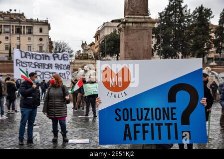 MIO Italia a organisé sa manifestation nationale sur la Piazza del Popolo pour mettre en lumière la situation dramatique de l'industrie hôtelière en Italie lors de la dite « deuxième vague » de la pandémie Covid-19/coronavirus, pour appeler le gouvernement à agir pour des investissements immédiats, des aides (Ristori) et des politiques visant à sauver leur industrie. Crédit : LSF photo/Alamy Live News Banque D'Images