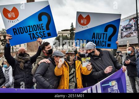 MIO Italia a organisé sa manifestation nationale sur la Piazza del Popolo pour mettre en lumière la situation dramatique de l'industrie hôtelière en Italie lors de la dite « deuxième vague » de la pandémie Covid-19/coronavirus, pour appeler le gouvernement à agir pour des investissements immédiats, des aides (Ristori) et des politiques visant à sauver leur industrie. Crédit : LSF photo/Alamy Live News Banque D'Images