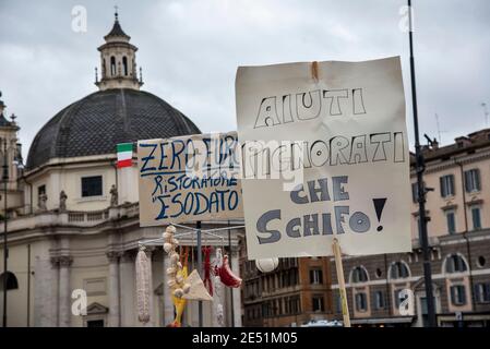 MIO Italia a organisé sa manifestation nationale sur la Piazza del Popolo pour mettre en lumière la situation dramatique de l'industrie hôtelière en Italie lors de la dite « deuxième vague » de la pandémie Covid-19/coronavirus, pour appeler le gouvernement à agir pour des investissements immédiats, des aides (Ristori) et des politiques visant à sauver leur industrie. Crédit : LSF photo/Alamy Live News Banque D'Images